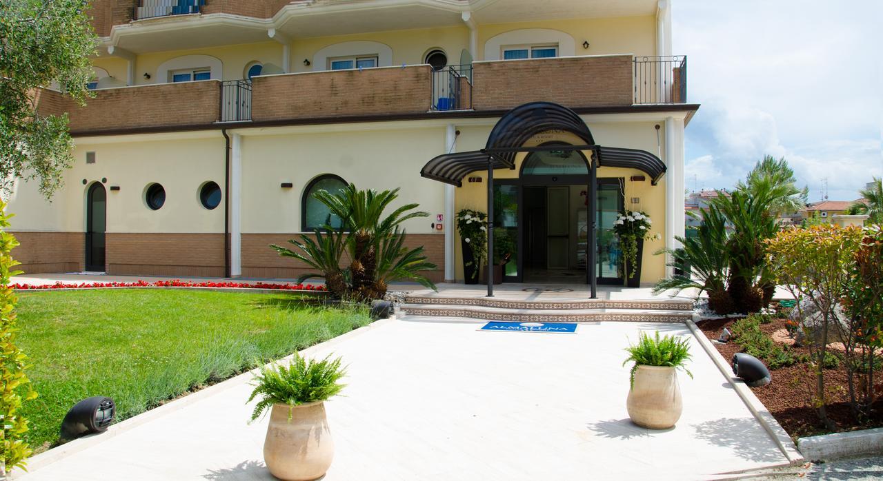 Almaluna Hotel & Resort Alba Adriatica Exterior photo