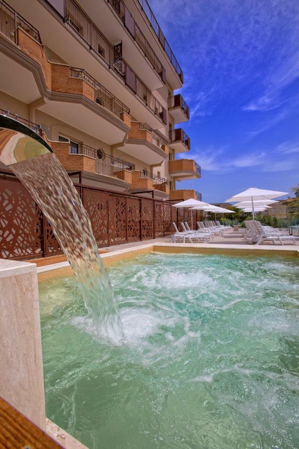 Almaluna Hotel & Resort Alba Adriatica Exterior photo
